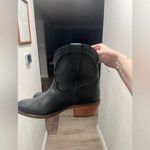 Dingo Seguaro V-Cut Booties, Size 10, BRAND NEW NEVER WORN